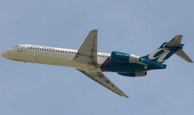 BOEING 717-200 BOEING 717-200 Business Express B712 aircraft photograph