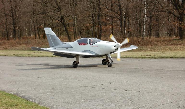 EGVOYAGER VR-202 EGVOYAGER VR-203 VR20 aircraft photograph